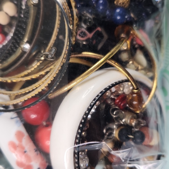 4lb Mystery Craft Broken Jewelry Loose Beads Lot PRICE FIRM - CANNOT BE BUNDLED - Picture 7 of 8